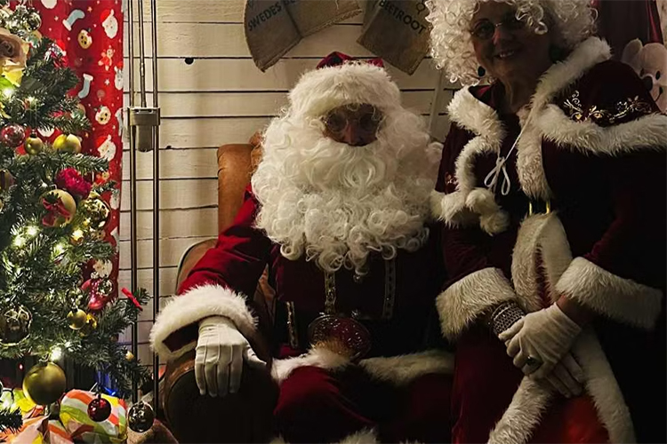 Mr and Mrs Claus are coming to Wild Oak Farm